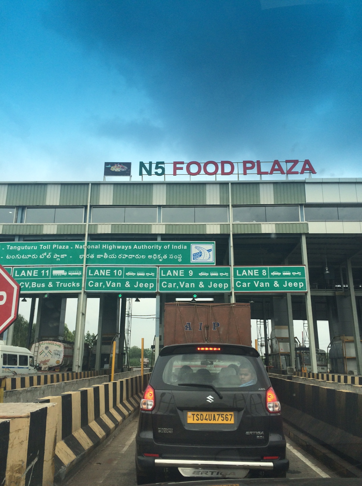 There is a food plaza on top of this toll plaza. We checked out the menu - its mostly "meals" and hardly any tiffin.